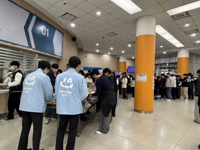 인천대학교 학생들이 시범 운영 중인 ‘천원의 저녁밥’ 프로그램에 참여, 저녁식사를 하려고 기다리고 있다. 인천대학교 제공