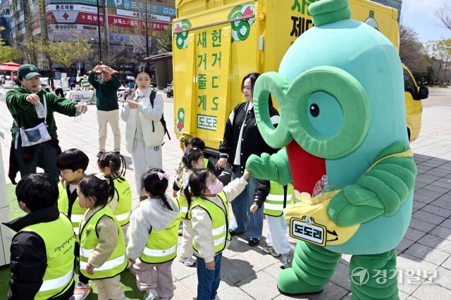 제55주년 지구의 날을 앞두고 도내 곳곳에서 ‘제3회 경기도 기후변화주간’ 행사가 한창이다. 15일 고양특례시 일산문화공원에서 열린 '우리의 힘으로 밝히는 지구' 행사에서 아이들이 다양한 친환경 체험을 하고 있다. 김시범기자