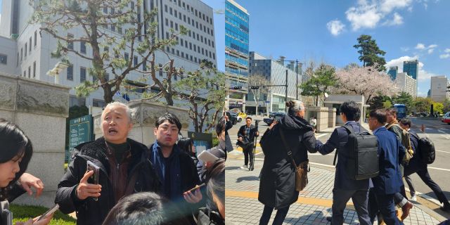 삼부토건 피해자 이동욱씨가 법원 밖에서 윤관 대표를 쫓아가며 항의하고 있다. 하재인 기자