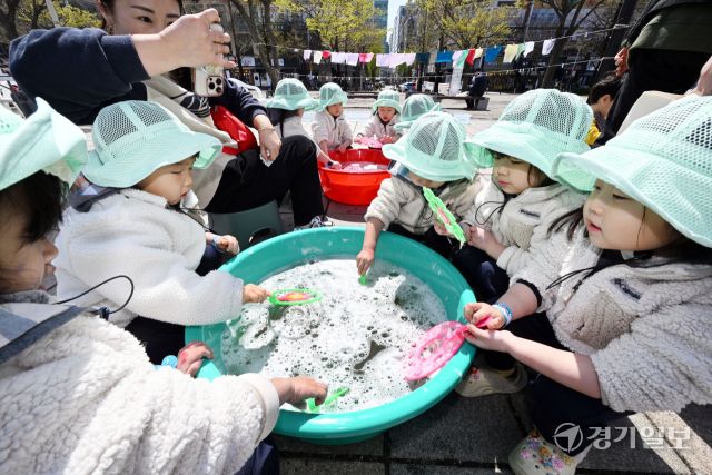 제55주년 지구의 날을 앞두고 도내 곳곳에서 ‘제3회 경기도 기후변화주간’ 행사가 한창이다. 15일 고양특례시 일산문화공원에서 열린 '우리의 힘으로 밝히는 지구' 행사에서 아이들이 다양한 친환경 체험을 하고 있다. 김시범기자