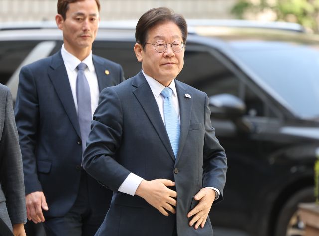 민주당 이재명 전 대표가 15일 서울중앙지방법원에서 열린 대장동·백현동·위례·성남FC 사건 공판에 출석하고 있다. 연합뉴스