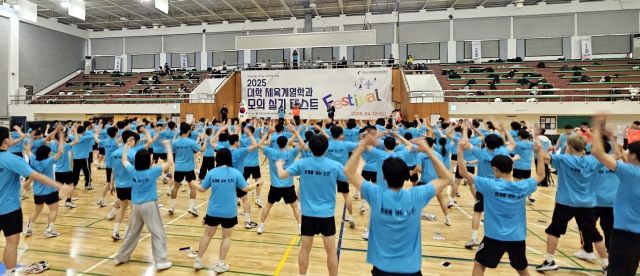 구리남양주교육지원청이 주관한 실기 종목 마스터 페스티벌에서 체육교과 진학 지도 교사 학생들과 함께 제자리 멀리뛰기 등 순발력을 키우고 있다. 구리남양주교육지원청 제공