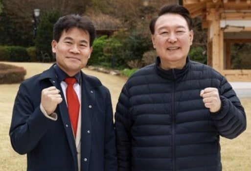 지난 9일 한남동 대통령 관저에서 윤석열 전 대통령을 만난 한국사 강사 전한길씨. 전한길뉴스 캡처