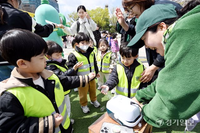 제55주년 지구의 날을 앞두고 도내 곳곳에서 ‘제3회 경기도 기후변화주간’ 행사가 한창이다. 15일 고양특례시 일산문화공원에서 열린 '우리의 힘으로 밝히는 지구' 행사에서 아이들이 다양한 친환경 체험을 하고 있다. 김시범기자