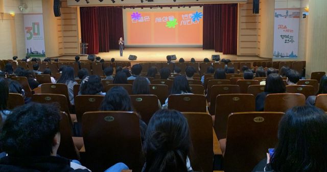 지난 14일 열린 친절 팝페라 콘서트에 참석한 직원들이 강연을 듣고 있다. 연수구 제공