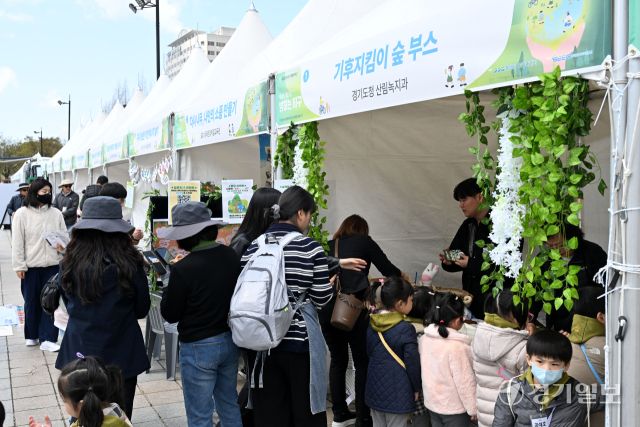 제55주년 지구의 날을 앞두고 도내 곳곳에서 ‘제3회 경기도 기후변화주간’ 행사가 한창이다. 15일 고양특례시 일산문화공원에서 열린 '우리의 힘으로 밝히는 지구' 행사에서 아이들이 다양한 친환경 체험을 하고 있다. 김시범기자