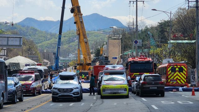광명 신안산선 복선전철 공구 붕괴 사고 현장. 크레인이 사고 잔해를 옮기는 가운데 소방, 구급차량이 대기하고 있다. 한준호기자