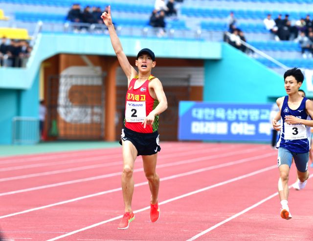 15일 경북 예천스타디움에서 열린 제54회 춘계 전국중·고육상대회 남고부 1천500m에서 우승을 차지한 오준석(경기체고)이 결승선에 골인하며 세리머니를 펼치고 있다.경기체고 제공