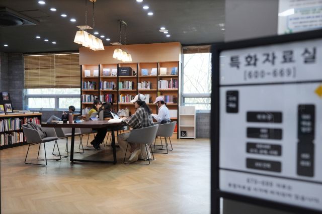 북수원도서관 2층 특화자료실에서 시민들이 미술 분야 책을 읽고 있다. 수원시 제공