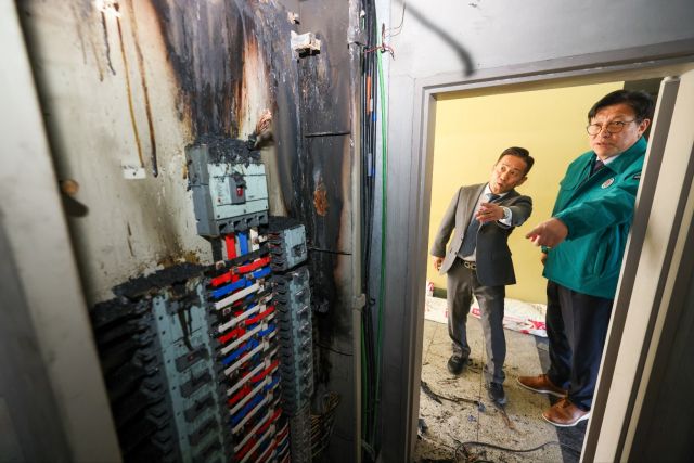 도성훈 인천시교육감이 불이 난 고등학교 현장을 방문했다. 인천시교육청 제공