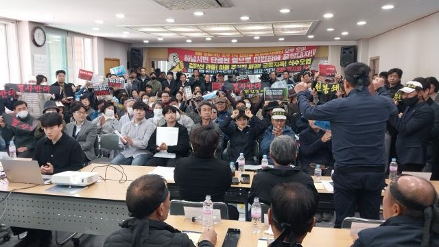 하남 천현동 주민들이 천현동 행정복지센터에서 열린 중부연결 민자고속도로 건설사업 공청회에서 반대 의지를 밝히고 있다. 독자 제공