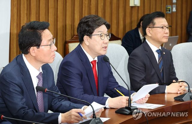 국민의힘 권성동 원내대표(가운데)가 15일 국회에서 열린 원내대책회의에서 발언하고 있다. 연합뉴스