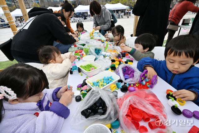 제55주년 지구의 날을 앞두고 도내 곳곳에서 ‘제3회 경기도 기후변화주간’ 행사가 한창이다. 15일 고양특례시 일산문화공원에서 열린 '우리의 힘으로 밝히는 지구' 행사에서 아이들이 다양한 친환경 체험을 하고 있다. 김시범기자