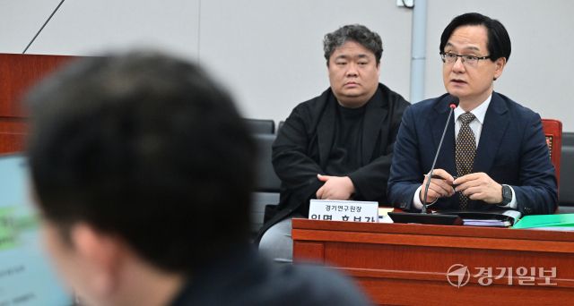 15일 오후 경기도의회 기획재정위원회 회의실에서 열린 ‘경기연구원장 후보자 인사청문회’에서 강성천 경기연구원장 후보자가 질문에 답변하고 있다. 홍기웅기자