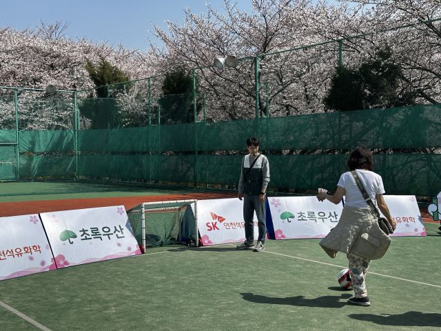 SK인천석유화학과 초록우산 인천지역본부가 가족돌봄아동을 위해 ‘행복나눔슈팅’ 행사를 하고 있다. 초록우산 인천지역본부 제공