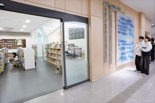 수원시 장안구 정자동에 위치한 북수원도서관을 방문한 시민들이 1층에 전시된 미술 작품을 감상하고 있다. 수원시 제공