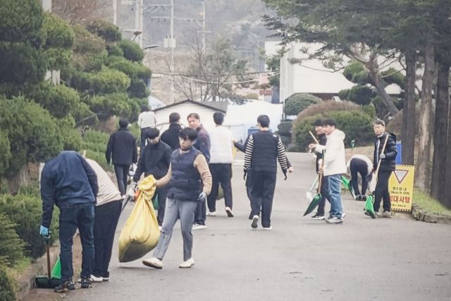 의왕시 청계정수장 직원들이 청사시설에 대한 봄맞이 대청소를 실시했다. 의왕시 제공