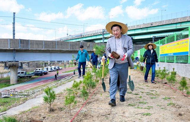 김동근 의정부시장이 ‘시민참여 스트로브잣나무 묘목 식재행사’에 참여해 나무를 심고 있다. 의정부시 제공