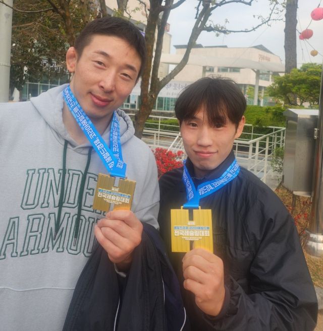 남자 일반부 자유형 92㎏급 우승자 김관욱(왼쪽)과 57㎏급 1위 윤민혁.수원시청 제공