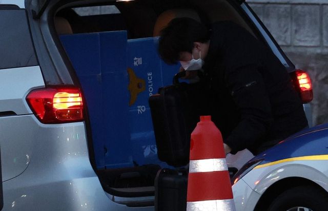 포렌식 장비 옮기는 경찰 특수단. 연합뉴스