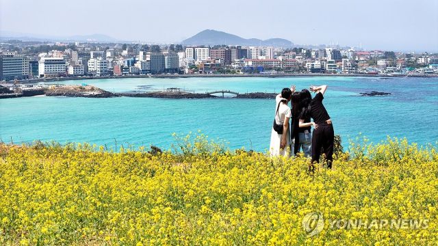 제주시 조천읍 함덕해변을 찾은 관광객이 봄 바다의 정취를 만끽하고 있다. 연합뉴스