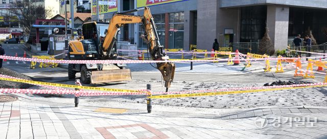 지난 15일 오후 8시께 가로 5m, 깊이 10cm 규모의 땅꺼짐 현상이 발생한 인천 부평역 앞 인근 도로에서 16일 오전 작업자가 도로 복구작업을 하고 있다. 인천시는 지하통로 건설 과정에서 상층부 흙이 얼었다가 날이 풀려 녹으면서 일부 침하된 것으로 추정하고 있다.조병석기자