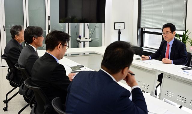 한국인터넷신문협회 심층인터뷰에 응하고 있는 이철우 경북지사. 인신협 제공