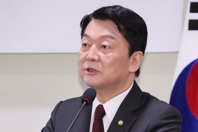 국민의힘 대선주자인 안철수 의원이 지난 13일 서울 여의도 국회 의원회관에서 대선공약을 발표하고 있다. 연합뉴스