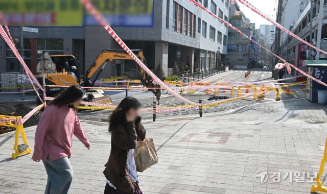 지난 15일 오후 8시께 가로 5m, 깊이 10cm 규모의 땅꺼짐 현상이 발생한 인천 부평역 앞 인근 도로에서 16일 오전 작업자가 도로 복구작업을 하고 있다. 인천시는 지하통로 건설 과정에서 상층부 흙이 얼었다가 날이 풀려 녹으면서 일부 침하된 것으로 추정하고 있다.조병석기자