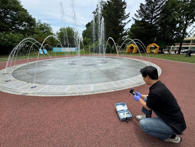 한강유역환경청 직원이 수원시 권선구 경기상상캠퍼스 내 물놀이형 수경시설에서 수질을 측정하고 있다. 한강유역환경청 제공