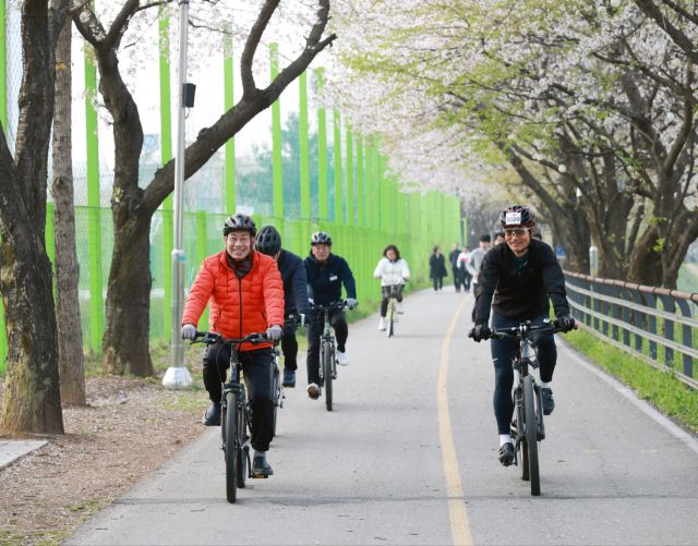 전진선 양평군수(왼쪽 첫 번째)와 양평군자전거자전거연맹 회원들이 라이딩을 하며 ‘자전거타기 켐페인’을 하고 있다. 황선주기자