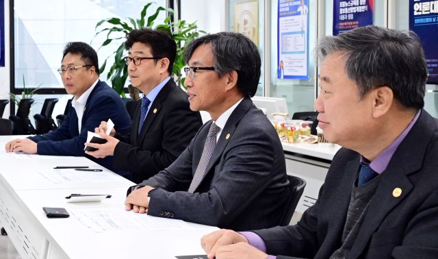 이철우 경북지사에 대해 심층인터뷰를 진행하고 있는 한국인터넷신문협회. 인신협 제공