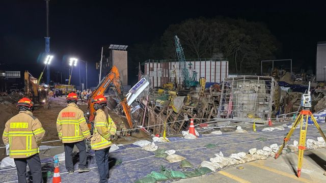 16일 오후 8시20분께 광명시 일직동 신안산선 복공판 붕괴 사고 현장에서 굴착기가 무너진 구조물을 정리하고 있다. 오종민기자
