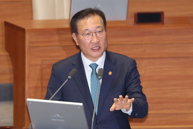 16일 교육·사회·문화 분야 대정부질문이 진행된 국회 본회의에서 박성재 법무부 장관이 더불어민주당 백혜련 의원 질의에 답하고 있다. 연합뉴스