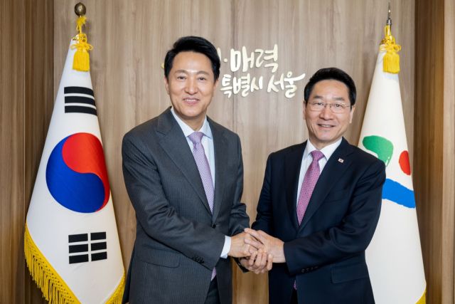 유정복 인천시장이 16일 오세훈 서울시장을 만나 기념촬영을 하고 있다. 유정복 캠프 제공