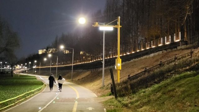 인천 연수구가 문화공간으로 조성한 승기천에서 시민들이 산책하고 있다. 연수구 제공