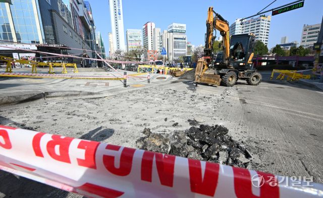지난 15일 오후 8시께 가로 5m, 깊이 10cm 규모의 땅꺼짐 현상이 발생한 인천 부평역 앞 인근 도로에서 16일 오전 작업자가 도로 복구작업을 하고 있다. 인천시는 지하통로 건설 과정에서 상층부 흙이 얼었다가 날이 풀려 녹으면서 일부 침하된 것으로 추정하고 있다.조병석기자