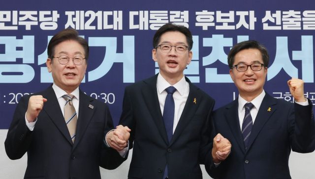 더불어민주당 대선후보 경선 주자인 이재명 전 대표(왼쪽부터), 김경수 전 경남지사, 김동연 경기지사가 16일 서울 여의도 국회에서 열린 공명선거 실천 서약식에서 서약문에 서명한 뒤 기념 촬영하고 있다. 연합뉴스