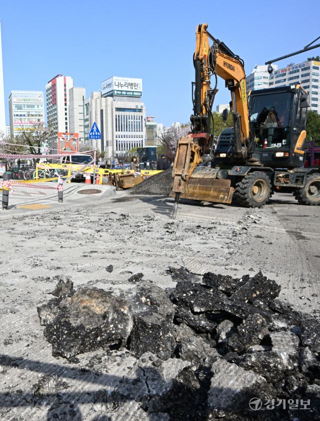 지난 15일 오후 8시께 가로 5m, 깊이 10cm 규모의 땅꺼짐 현상이 발생한 인천 부평역 앞 인근 도로에서 16일 오전 작업자가 도로 복구작업을 하고 있다. 인천시는 지하통로 건설 과정에서 상층부 흙이 얼었다가 날이 풀려 녹으면서 일부 침하된 것으로 추정하고 있다.조병석기자