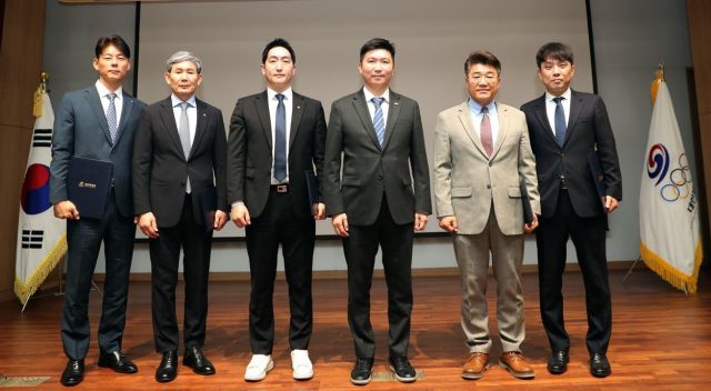 대한체육회장 어드바이저로 위촉된 (왼쪽부터) 박상현 교수, 김로한 교수, 김봉주 이사장, 유승민 대한체육회장, 김도균 교수, 김남진 위원.대한체육회 제공