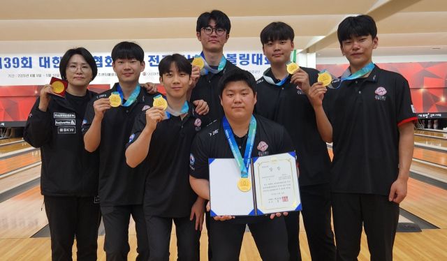 남자 고등부 5인조전서 패권을 차지한 수원유스클럽 선수들이 정묘법 감독(왼쪽)과 금메달을 목에걸고 기념촬영을 하고 있다.수원유스클럽 제공