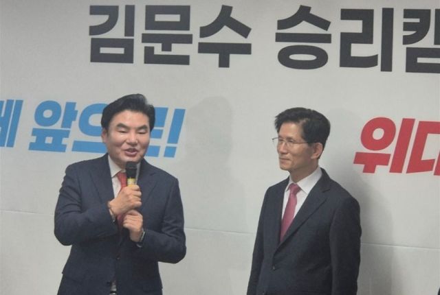 원유철 전 미래한국당 대표(왼쪽)와 김문수 전 고용노동부 장관. 원 전 대표 측 제공