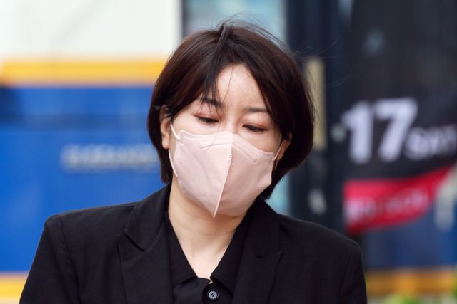 17일 음주운전과 불법 숙박업 혐의로 기소된 문재인 전 대통령의 딸 문다혜씨가 서울 마포구 서울서부지방법원에서 열린 1심 선고 공판에 출석하고 있다. 연합뉴스