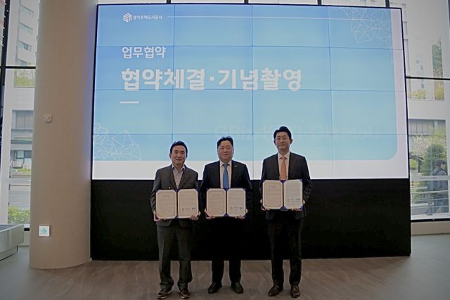 이종선 경기주택도시공사(GH) 사장 직무대행이 17일 성남 판교글로벌비즈센터에서 한국전자기술연구원(KETI), 판교글로벌비즈센터(GBiz) 관리단과 함께 판교 제2테크노밸리의 기술혁신 생태계 조성을 위한 3자 간 업무협약(MOU)을 체결하고 기념촬영을 하고 있다. GH 제공