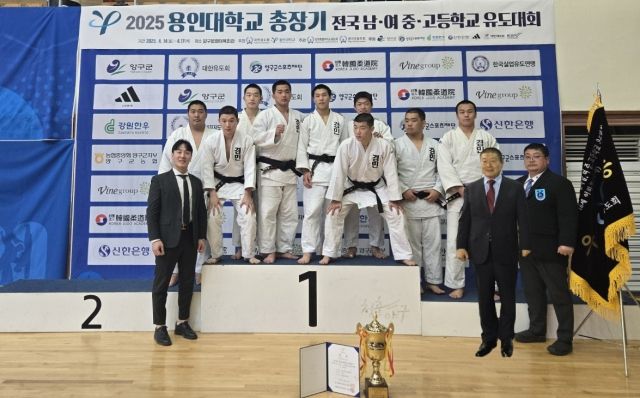 2025 용인대총장기 전국남녀중·고유도대회에서 남고부 단체전 2연패를 달성한 의정부 경민고 선수들이 시상자인 서정복 경기도유도회장(앞줄 오른쪽 두번째)과 기념촬영을 하고 있다.경민고 제공