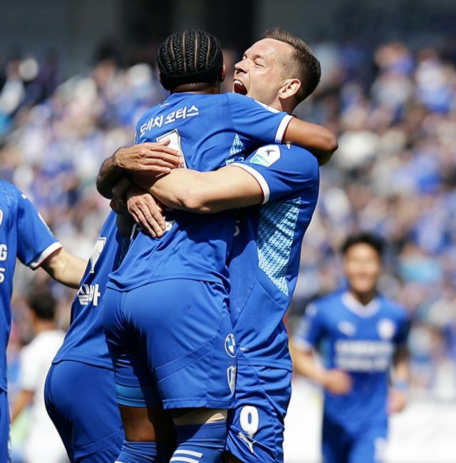 수원 삼성이 최근 4경기 무패를 기록 중으로, 그 중심에 외국인 공격수 일류첸코와 파울리뇨가 맹활약 중이다. 수원 삼성 제공