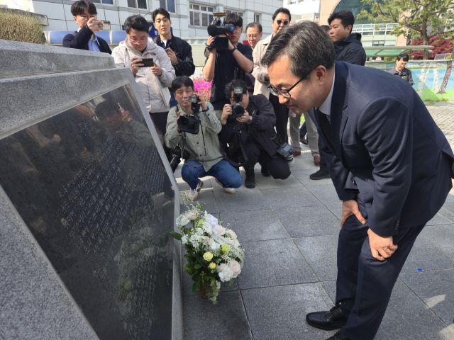 17일 김동연 경기도지사가 충북 청주에 위치한 4.19. 학생혁명기념탑을 찾아 참배하고 있다. 이진기자