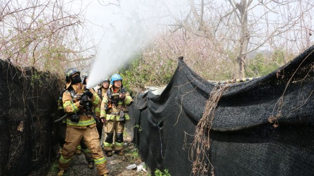 과천소방서가 꿀벌마을을 대상으로 화재 재난대응을 위한 소방훈련을 실시했다. 과천소방서 제공