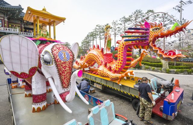 2025 수원연등축제를 이틀 앞둔 17일 오전 수원특례시 장안구 대한불교천태종 용광사에서 관계자들이 축제 때 사용할 대형 조형을 점검하고 있다. 2025 수원연등축제는 오는 19일 진행될 예정이다. 불교에서 연등은 불을 밝힘으로써 어두운 세계를 밝게 비춰주는 부처님의 공덕을 칭송하고 깨달음의 세계에 이르고자함에 있다고 한다. 윤원규기자