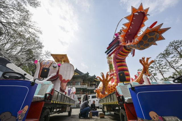 2025 수원연등축제를 이틀 앞둔 17일 오전 수원특례시 장안구 대한불교천태종 용광사에서 관계자들이 축제 때 사용할 대형 조형을 점검하고 있다. 2025 수원연등축제는 오는 19일 진행될 예정이다. 불교에서 연등은 불을 밝힘으로써 어두운 세계를 밝게 비춰주는 부처님의 공덕을 칭송하고 깨달음의 세계에 이르고자함에 있다고 한다. 윤원규기자